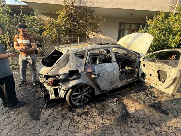 SEYİR HALİNDEYKEN ALEV TOPUNA DÖNDÜ, SÜRÜCÜ SON ANDA KENDİNİ DIŞARI ATARAK KURTULDU