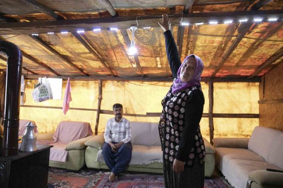 YÖRÜK ÇADIRLARI GÜNEŞ ENERJİSİYLE AYDINLANIYOR
