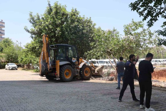 BELEDİYE İTFAİYE BİNASI İÇİN APARTMANIN İSTİNAT DUVARINI YIKTI