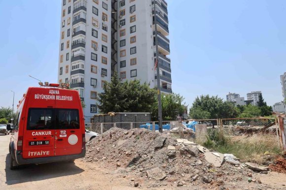 BELEDİYE İTFAİYE BİNASI İÇİN APARTMANIN İSTİNAT DUVARINI YIKTI