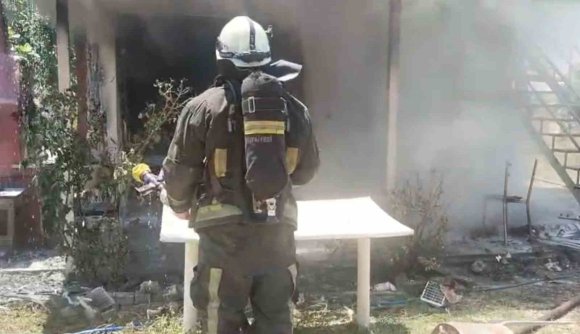TARLADAKİ EVDE ÇIKAN YANGIN İTFAİYE EKİPLERİNCE SÖNDÜRÜLDÜ