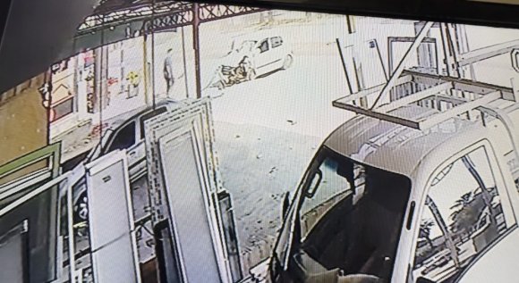 KONTROLDEN ÇIKAN OTOMOBİL REFÜJDEKİ BARİYERLERE ÇARPTI: 1 YARALI