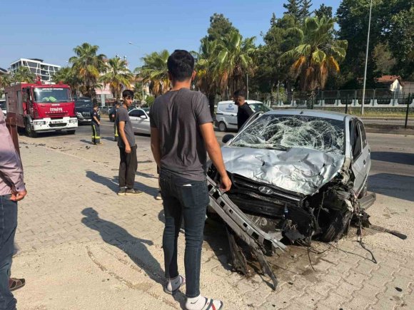 KONTROLDEN ÇIKAN OTOMOBİL REFÜJDEKİ BARİYERLERE ÇARPTI: 1 YARALI
