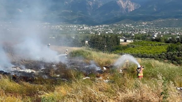 HATAY’DA BAHÇE YANGINI İTFAİYE EKİPLERİ TARAFINDAN SÖNDÜRÜLDÜ
