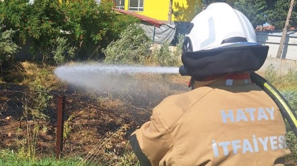 HATAY’DA BAHÇE YANGINI İTFAİYE EKİPLERİ TARAFINDAN SÖNDÜRÜLDÜ