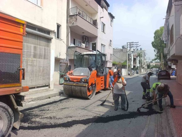 AKDENİZ’DE ALTYAPI ÇALIŞMALARI SONRASI BOZULAN YOLLAR ASFALTLANIYOR
