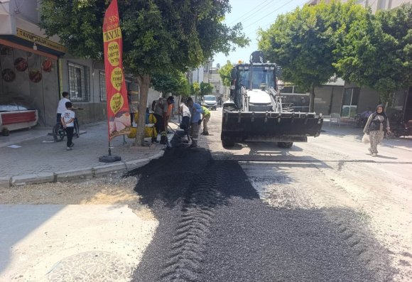 AKDENİZ’DE ALTYAPI ÇALIŞMALARI SONRASI BOZULAN YOLLAR ASFALTLANIYOR