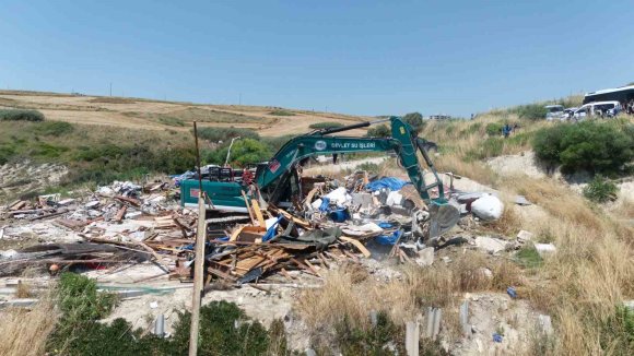 SAHİLDEKİ KAÇAK YAPILARIN YIKIMI SÜRÜYOR