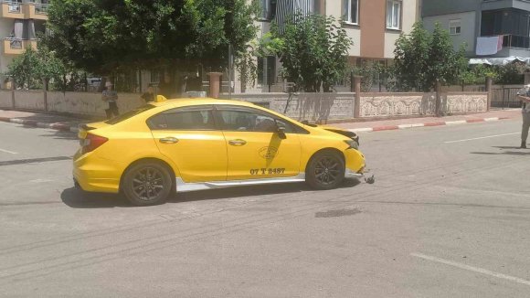 TAKSİ İLE ÇARPIŞAN HAFİF TİCARİ ARAÇ YAN YATTI: SÜRÜCÜNÜN BURNU BİLE KANAMADI