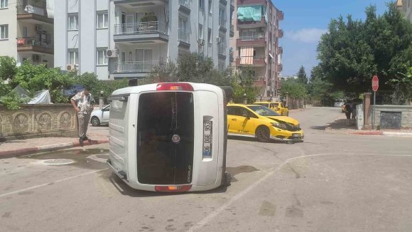 TAKSİ İLE ÇARPIŞAN HAFİF TİCARİ ARAÇ YAN YATTI: SÜRÜCÜNÜN BURNU BİLE KANAMADI