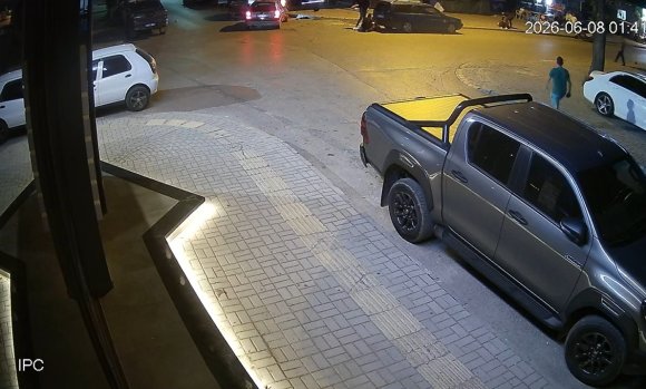 OTOMOBİLLE ÇARPIŞAN MOTOSİKLETTEKİLER, METRELERCE UÇUP PARK HALİNDEKİ ARACIN BAGAJINA ÇARPTI