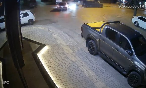 OTOMOBİLLE ÇARPIŞAN MOTOSİKLETTEKİLER, METRELERCE UÇUP PARK HALİNDEKİ ARACIN BAGAJINA ÇARPTI