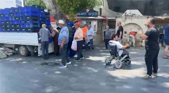 HALDE ALICI BULAMADIĞI 4 TON DOMATESİ VATANDAŞLARA ÜCRETSİZ DAĞITTI