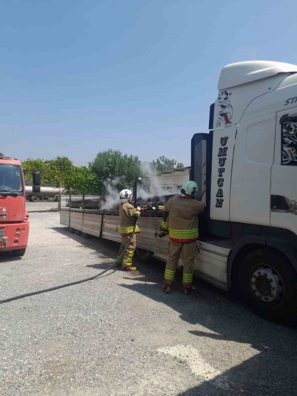SICAK DEMİR YÜKLÜ TIRDA KORKUTAN YANGIN