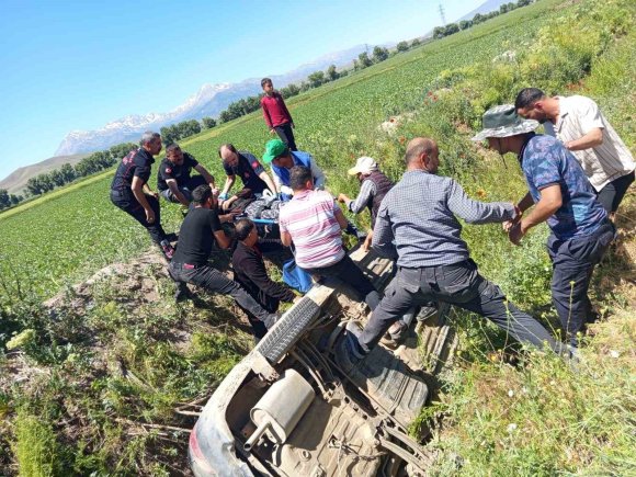 KAHRAMANMARAŞ’TA OTOMOBİL KANALA UÇTU: 4 YARALI
