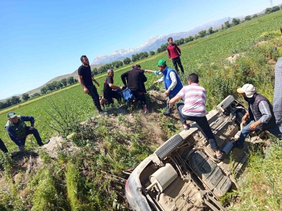 KAHRAMANMARAŞ’TA OTOMOBİL KANALA UÇTU: 4 YARALI