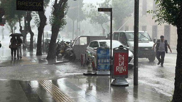 BURDUR’DA ŞİDDETLİ YAĞMUR ETKİLİ OLDU