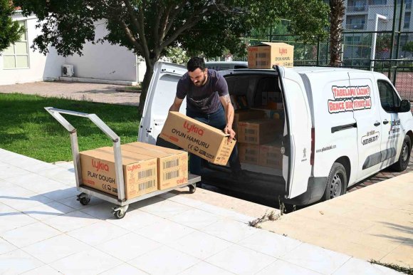 ÖĞRENCİLERİN YENİ SEZONDA KIRTASİYE MALZEMELERİ KEMER BELEDİYESİ’NDEN