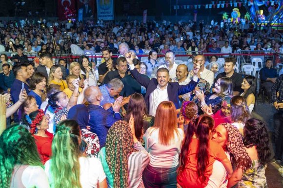 MERSİN’DE 7. ÖRTÜALTI ÜZÜM FESTİVALİ COŞKUSU
