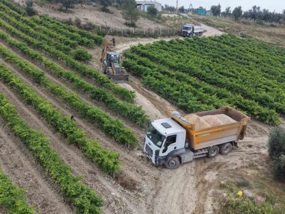TARSUS BELEDİYESİNDEN HASAT ÖNCESİ KIRSAL YOLLARA BAKIM
