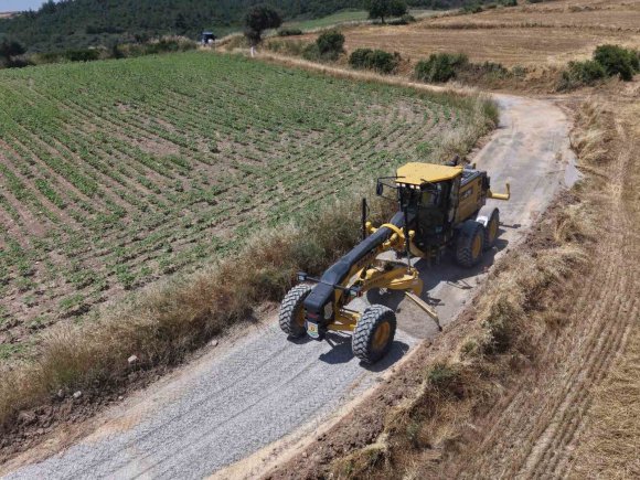 TARSUS BELEDİYESİNDEN HASAT ÖNCESİ KIRSAL YOLLARA BAKIM