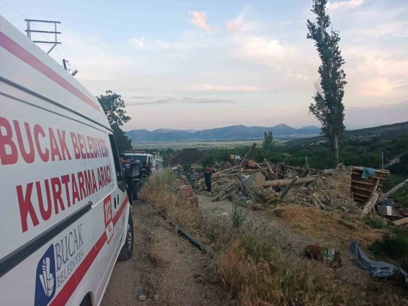 BURDUR’DA KERPİÇ EV ÇÖKTÜ: 2 KİŞİ YARALANDI, ENKAZ ALTINDAKİ BÜYÜKBAŞ HAYVAN KURTARILDI