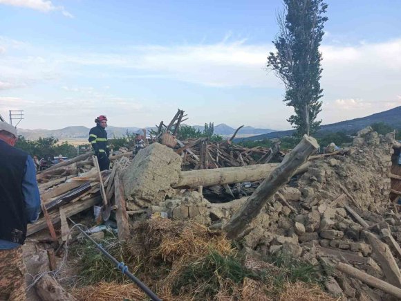 BURDUR’DA KERPİÇ EV ÇÖKTÜ: 2 KİŞİ YARALANDI, ENKAZ ALTINDAKİ BÜYÜKBAŞ HAYVAN KURTARILDI