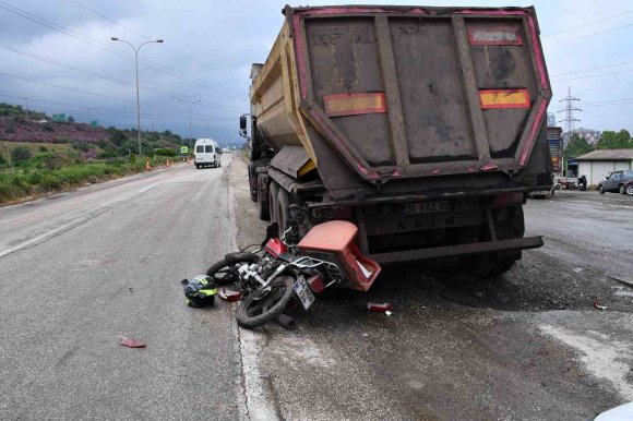 HAFRİYAT KAMYONUYLA ÇARPIŞAN MOTOSİKLETİN SÜRÜCÜSÜ YARALANDI