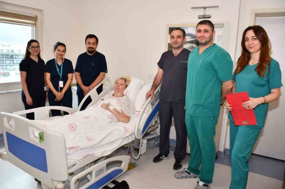 KARNINDAN 12 KİLOGRAMLIK YUMURTALIK KİTLESİ ÇIKARILDI