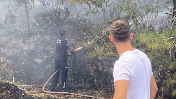 ANTALYA’DA ORMANLIK ALANDAKİ YANGIN BÜYÜMEDEN SÖNDÜRÜLDÜ