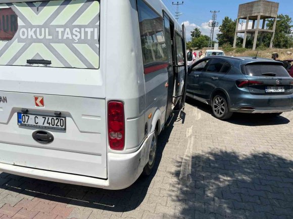 ANTALYA’DA OKUL SERVİSİ OTOMOBİLLE ÇARPIŞTI: 7’Sİ ANAOKULU ÖĞRENCİSİ 9 YARALI