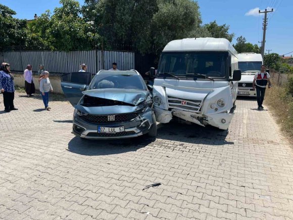 ANTALYA’DA OKUL SERVİSİ OTOMOBİLLE ÇARPIŞTI: 7’Sİ ANAOKULU ÖĞRENCİSİ 9 YARALI