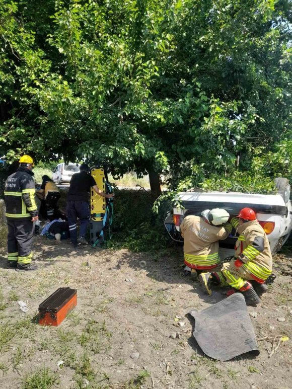 ERZİN’DE OTOMOBİL TAKLA ATTI: 3 YARALI