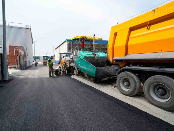 TARSUS’TA 23 SOKAKTA SICAK ASFALT ÇALIŞMASI
