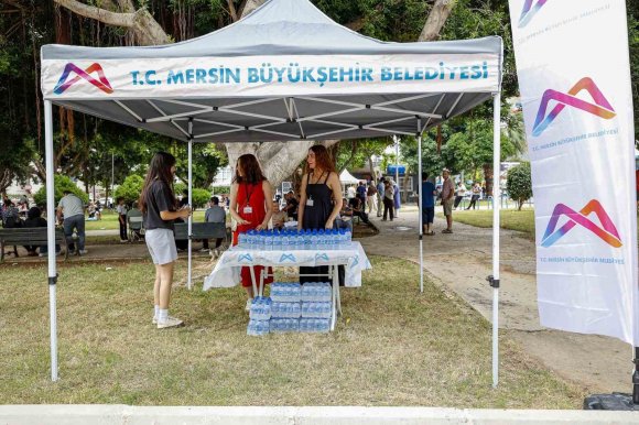 MERSİN BÜYÜKŞEHİR BELEDİYESİNDEN LGS GÜNÜ SU İKRAMI