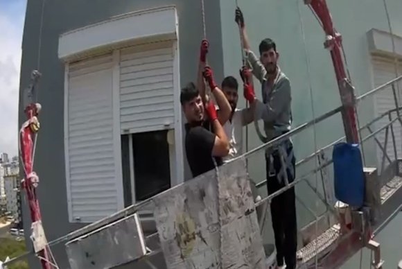 MERSİN’DE İSKELEDE MAHSUR KALAN 3 İŞÇİ KURTARILDI