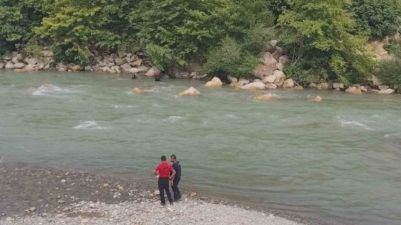ALANYA’DA ÇAYDA KAYBOLAN GENCİ ARAMA ÇALIŞMALARINA YARIN DEVAM EDİLECEK