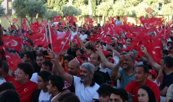MİLLİ MAÇ HEYECANINI İHL BAHÇESİNDE DEV EKRANDA İZLEDİLER