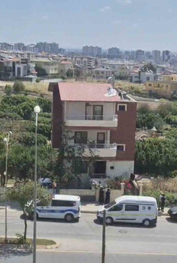 MERDİVENDEN DÜŞEN YAŞLI ADAM HAYATINI KAYBETTİ