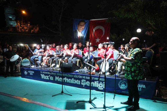 KOZANLI GENÇLERİN SANAT GÖSTERİSİ İZLEYİCİLERDEN TAM NOT ALDI