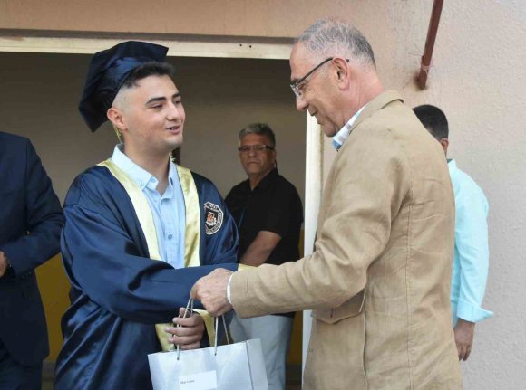 BAŞKAN YAPAR, GENÇLERİN MEZUNİYET COŞKUSUNA ORTAK OLDU