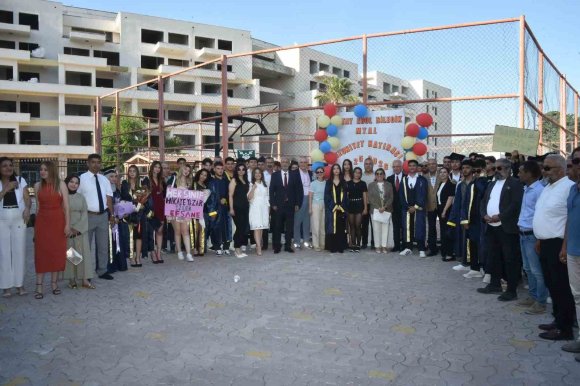 BAŞKAN YAPAR, GENÇLERİN MEZUNİYET COŞKUSUNA ORTAK OLDU
