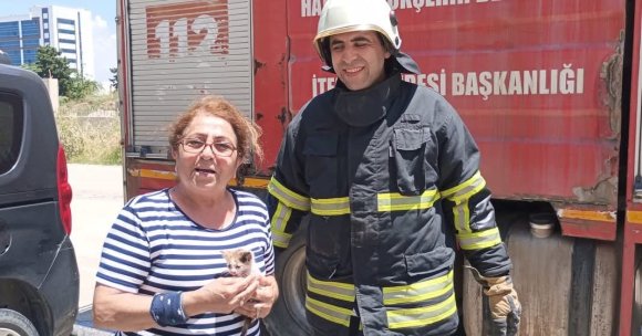 ARSUZ’DA ARACIN MOTOR KISMINA GİREN YAVRU KEDİ KURTARILDI