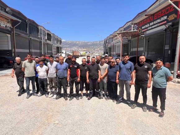 YAZIN TOZ, KIŞIN ÇAMUR ÇİLESİ ESNAFI BEZDİRDİ: "BURAYI BELEDİYENİN YAPMASI GEREKİYOR"