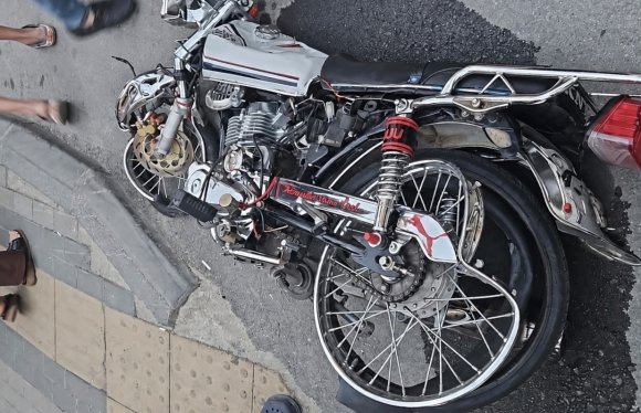 MERSİN’DE OTOMOBİLLE ÇARPIŞAN MOTOSİKLET SÜRÜCÜSÜ AĞIR YARALANDI