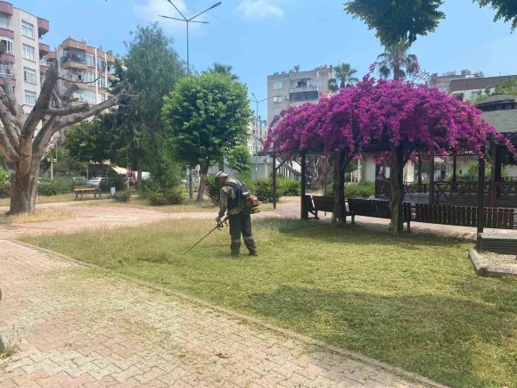 AKDENİZ’DE PARKLAR YAZ SEZONUNA HAZIRLANIYOR