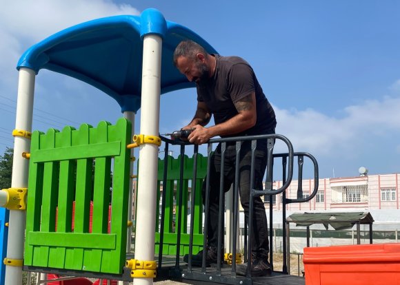 AKDENİZ’DE PARKLAR YAZ SEZONUNA HAZIRLANIYOR