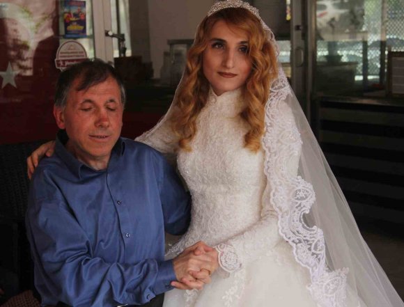ENGEL TANIMAYAN ÇİFTİ BÜYÜKŞEHİR BELEDİYE OTOBÜSÜ AYIRDI