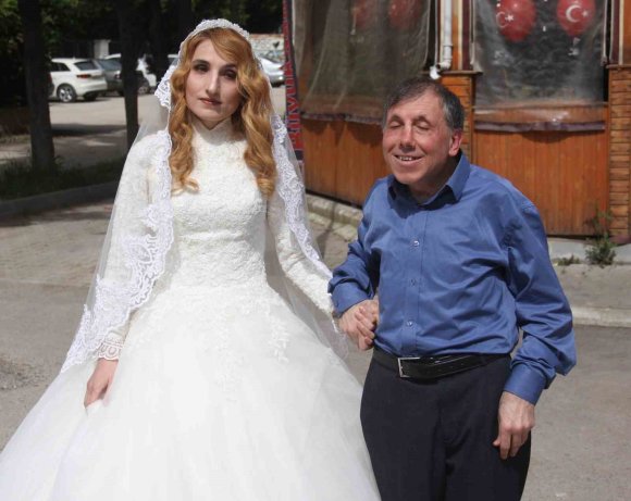 ENGEL TANIMAYAN ÇİFTİ BÜYÜKŞEHİR BELEDİYE OTOBÜSÜ AYIRDI