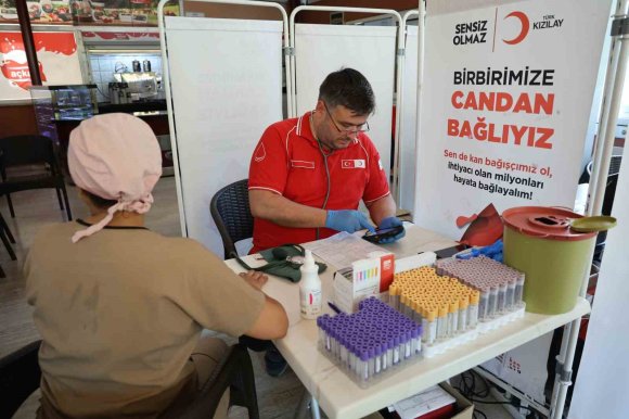 ADANA’DA KAN VE KÖK HÜCRE BAĞIŞ KAMPANYASINA YOĞUN İLGİ